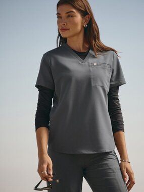 Fabletics Womens Onyx Grey Vital 1-Pocket Scrub Top